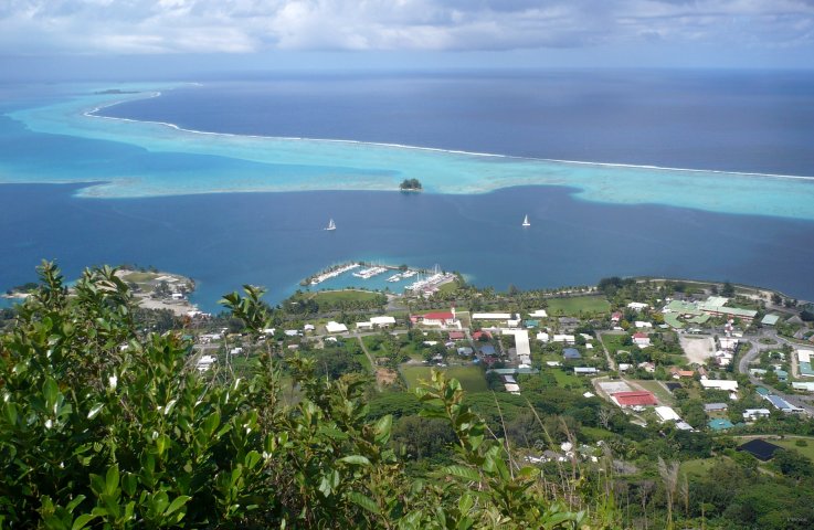 124- La marina d'Uturoa vue du Tapioi 